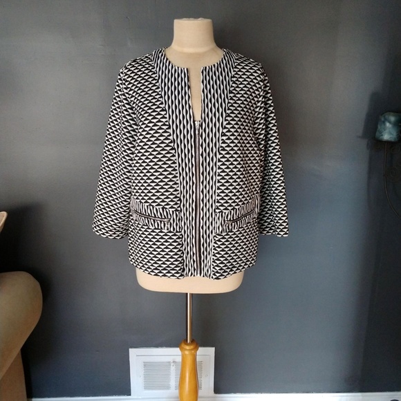 Black and white zippered front jacket - Picture 2 of 6